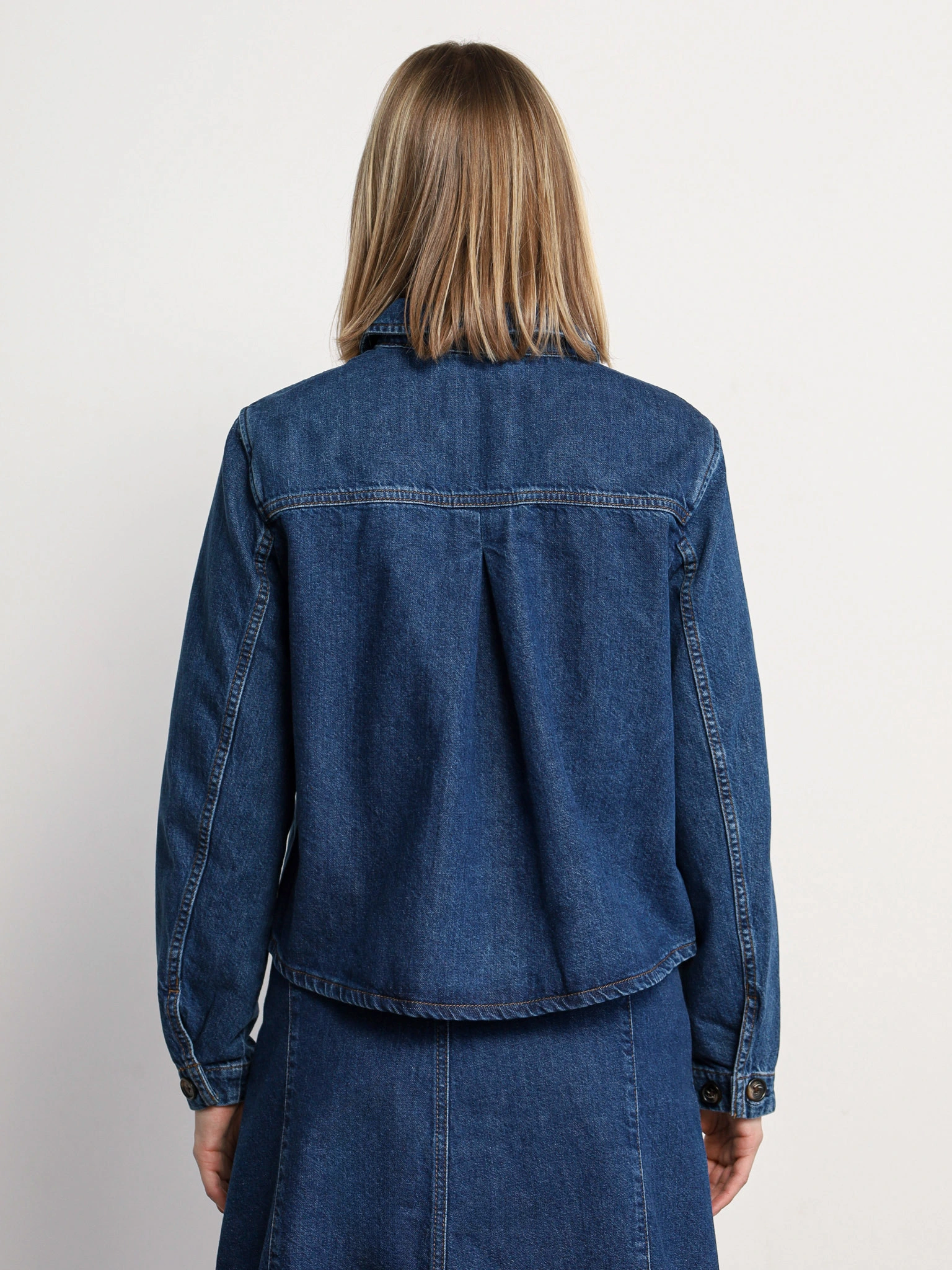 Куртка джинсовая укороченная темно-синего цвета